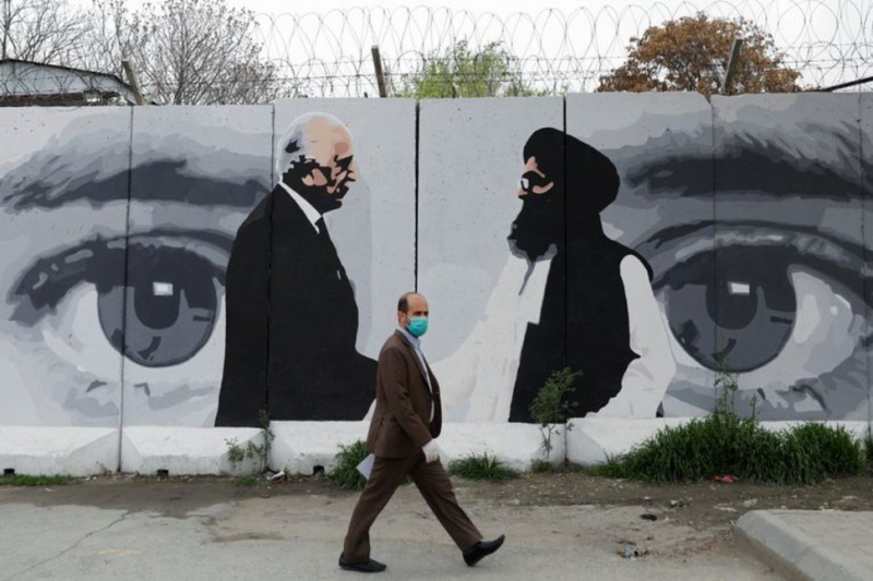 عبدالغنی برادر با زلمای خلیل زاد  در یک تصویر دیواری در کابل --تاریخ نوشته شده بود